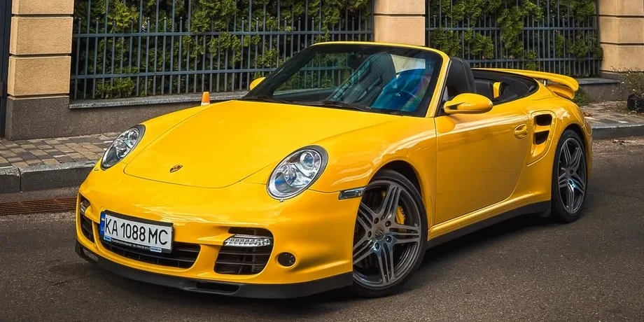 480 сил і 310 км/год: у Києві помітили рідкісний Porsche 911 Turbo Cabriolet (Фото)
