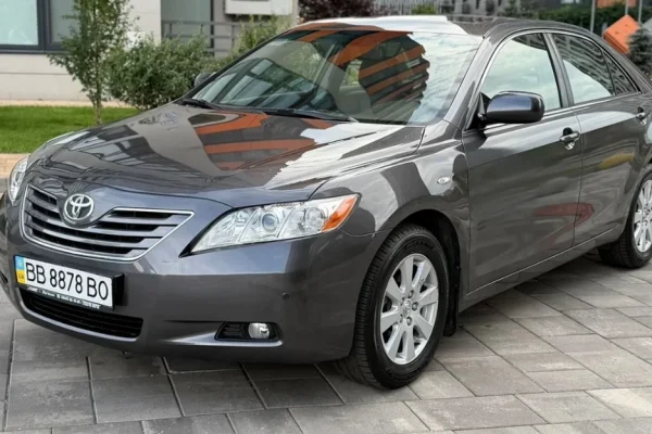 Лише 37 тисяч км за 17 років: у Києві продають Toyota Camry XV40 (фото)