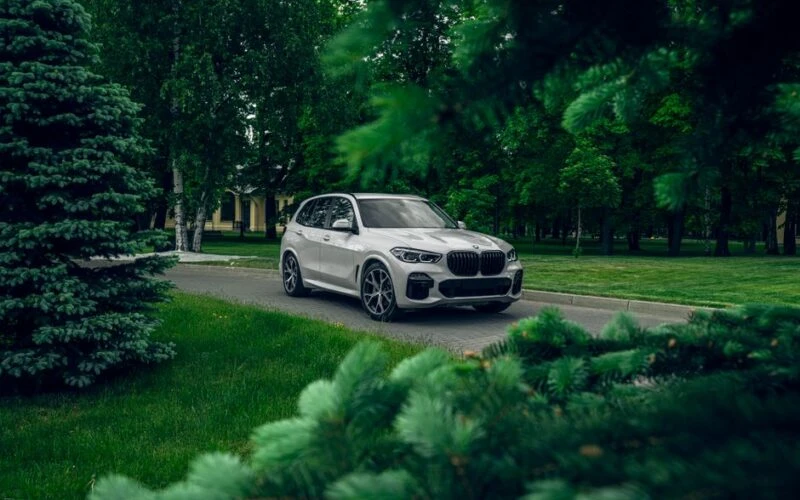 BMW тестує електричний iX5 M на Нюрбургринзі