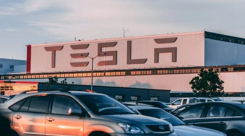 Tesla відкликає 5,7 млн автомобілів у Китаї через небезпеки дверей