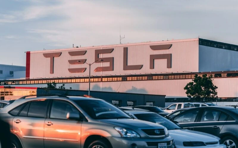 Tesla відкликає 5,7 млн автомобілів у Китаї через небезпеки дверей