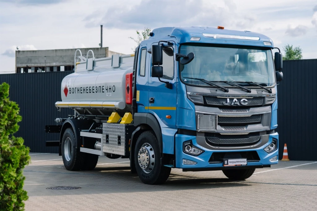 В Україні виготовили новий автопаливозаправник на шасі JAC N200: характеристики машини (Фото)