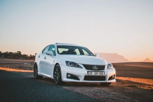 Lexus ES 350e: електричний седан проходить тестування у США